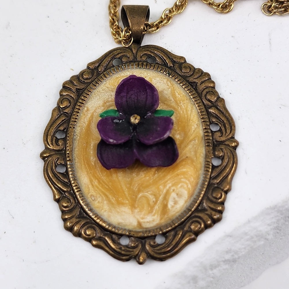 Vintage Purple Flower Cameo Necklace Antique Gold Tone Romantic Cottagecore